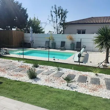 Armelle, Privee Avec Acces Piscine Проживание в семье *